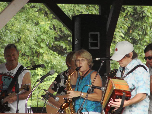 The Mango Jam Band playing at Knight Point State Park by Sara Hayes