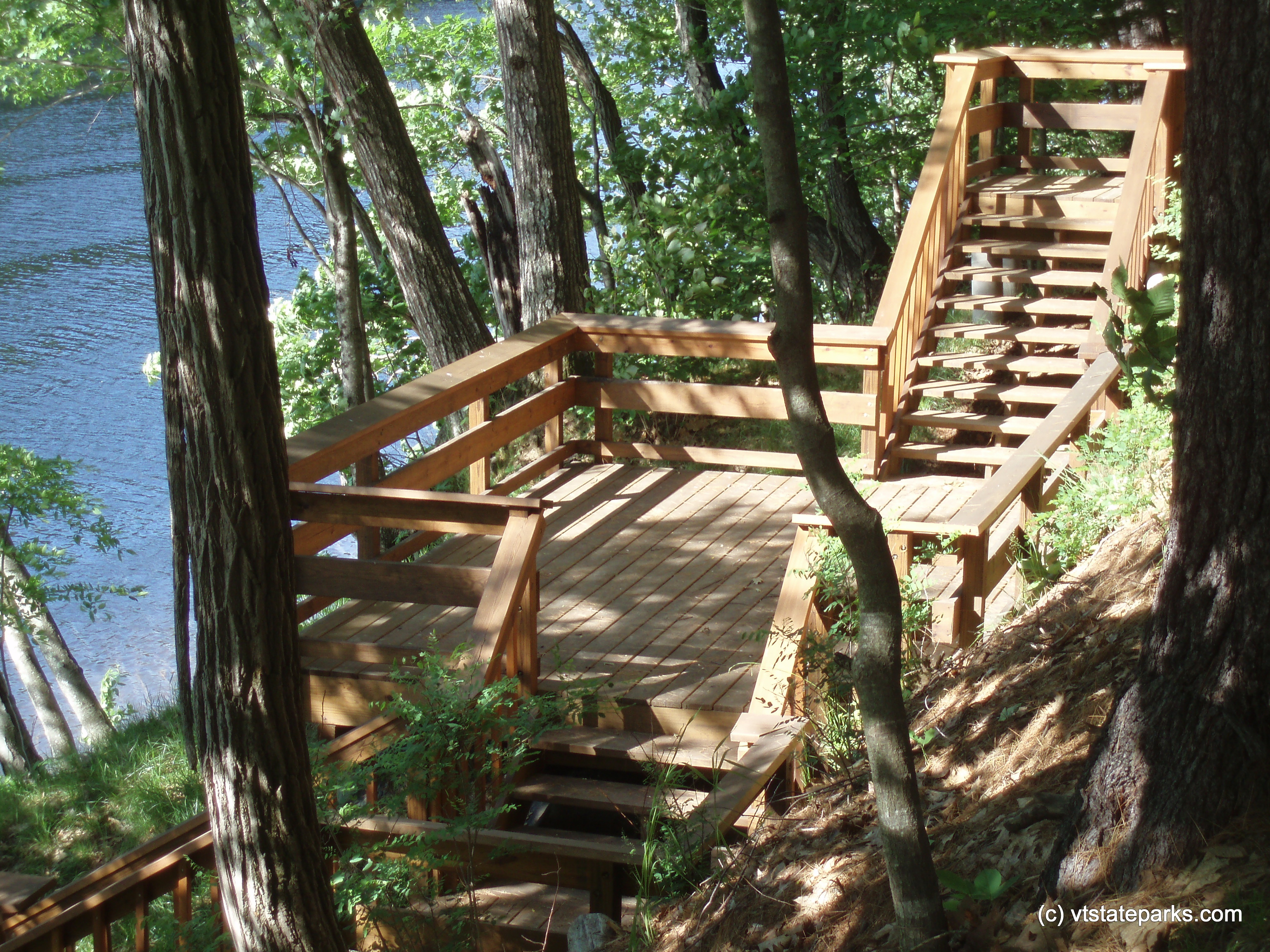 Walkway to overlook river at Wilgus State Park