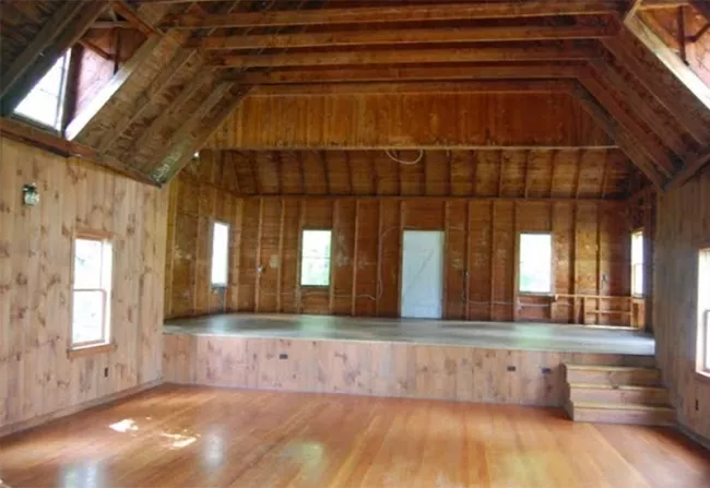 Kingsland Bay theater building
